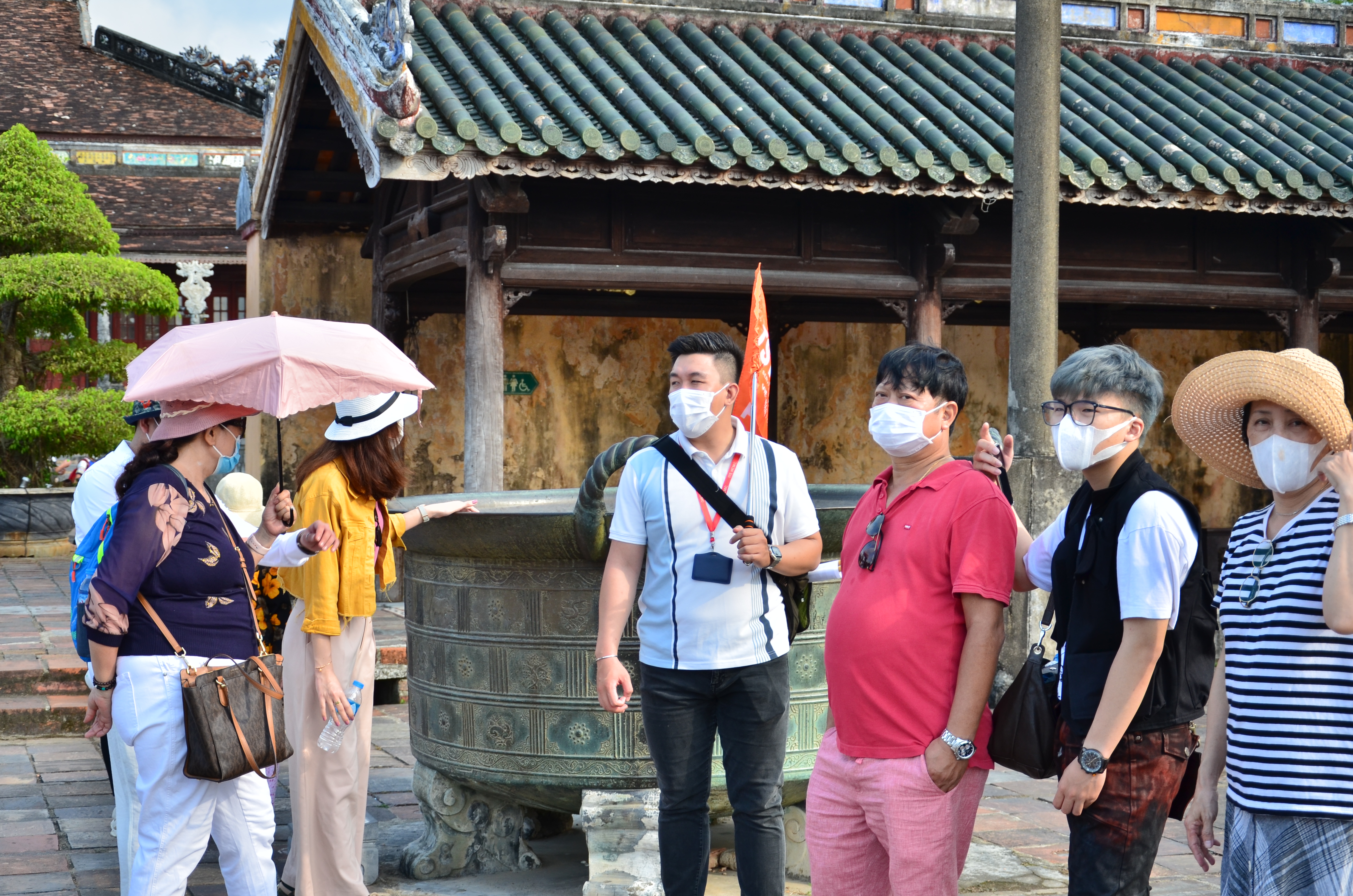 Financial assistance to roughly 2,800 tour guides