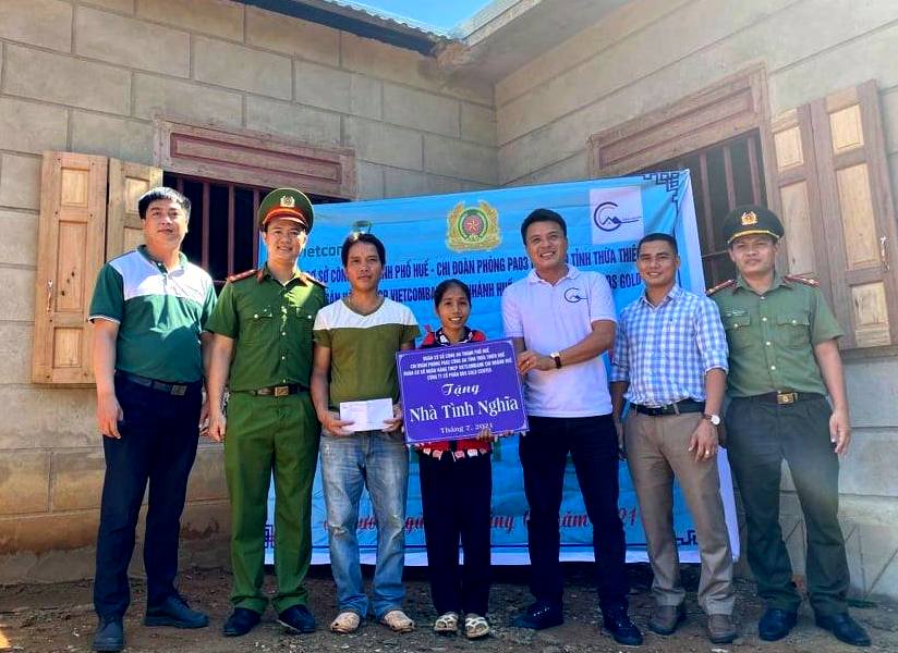 Bàn giao “Nhà tình nghĩa” cho gia đình khó khăn ở huyện A Lưới