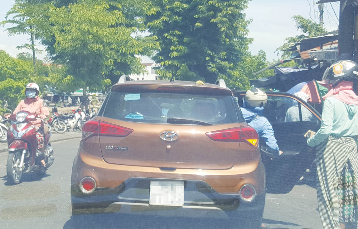 Cẩn trọng khi mở cửa ô tô