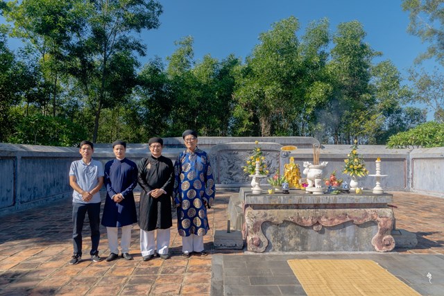 Dâng hương tưởng niệm chúa Tiên Nguyễn Hoàng