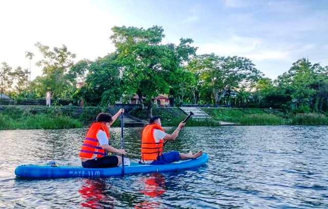 Chèo thuyền sup tham quan làng cổ Phước Tích