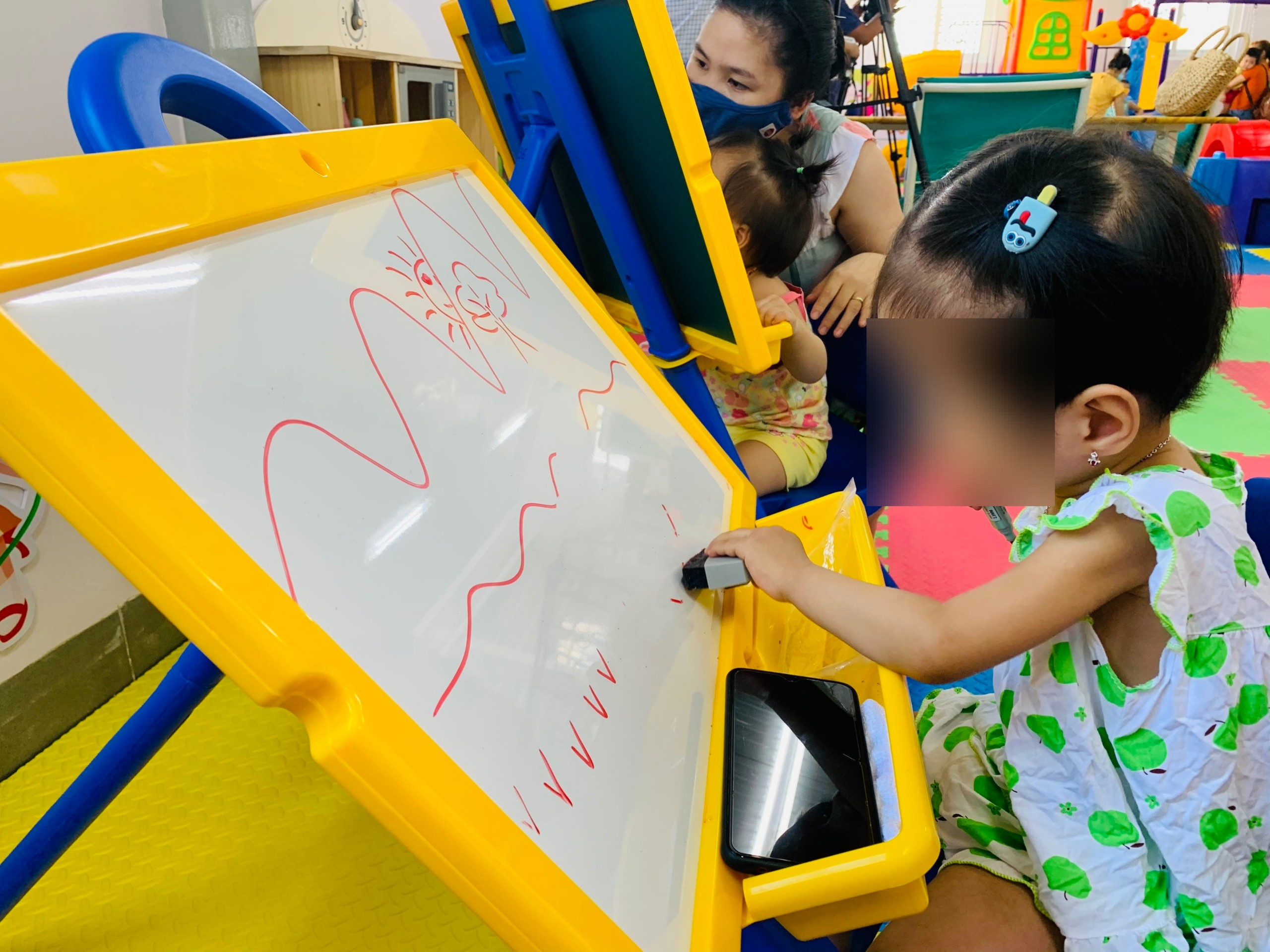 Bàn giao thư viện đồ chơi dành cho trẻ khuyết tật