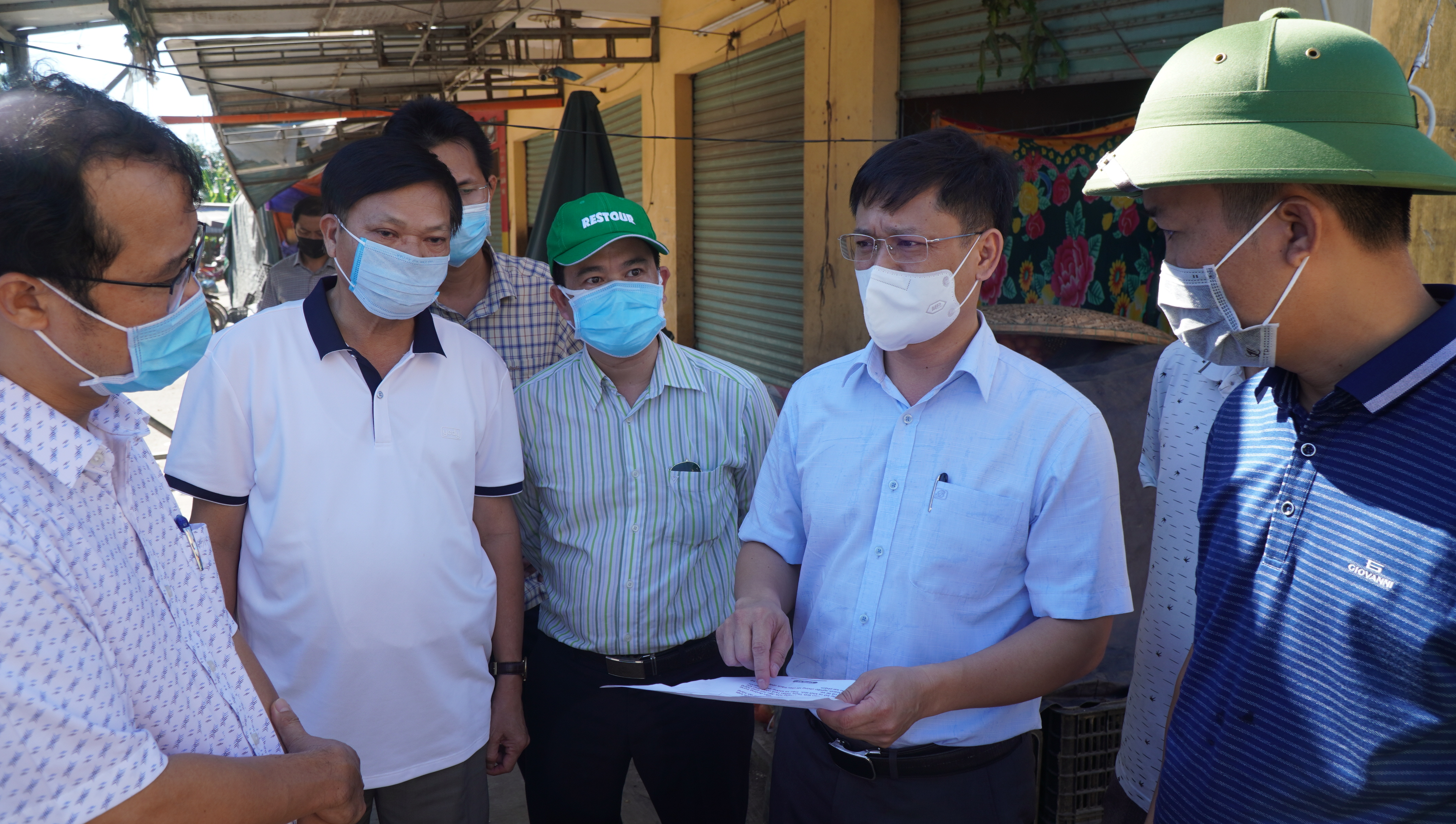 Phải đeo khẩu trang suốt thời gian bán hàng, làm việc tại chợ