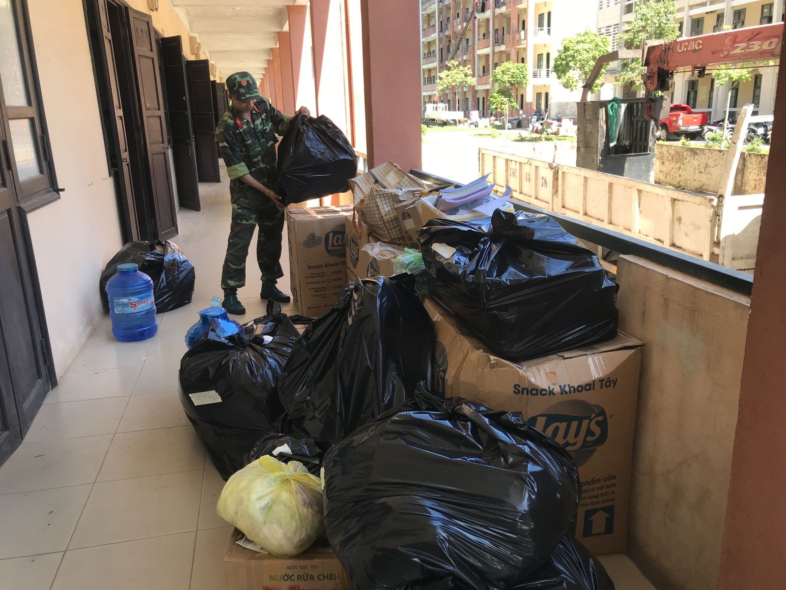 Chuẩn bị ký túc xá Trường Bia để đón công dân từ TP Hồ Chí Minh về cách ly