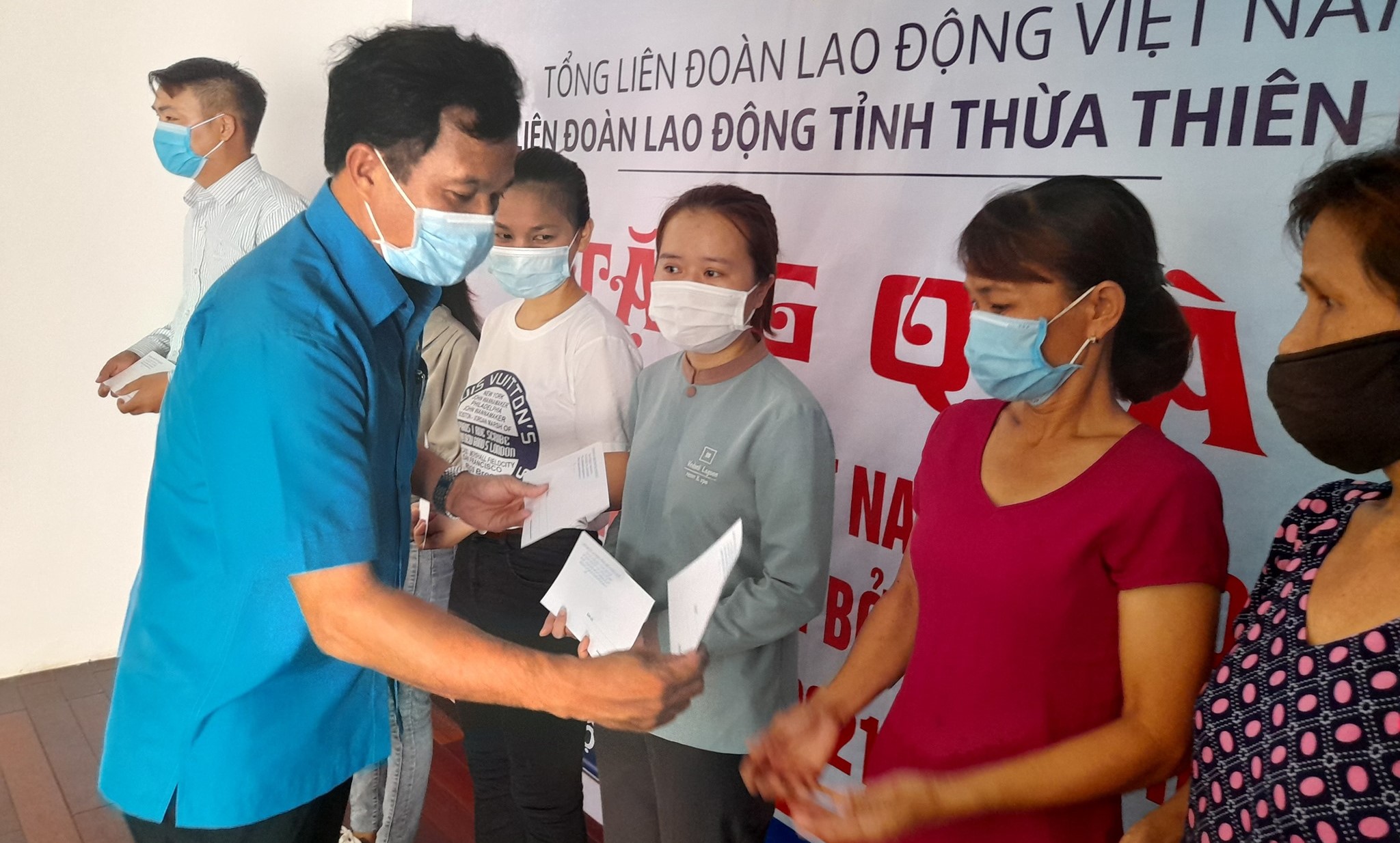 Hỗ trợ 1 595 đoàn viên người lao động bị ảnh hưởng dịch COVID -19