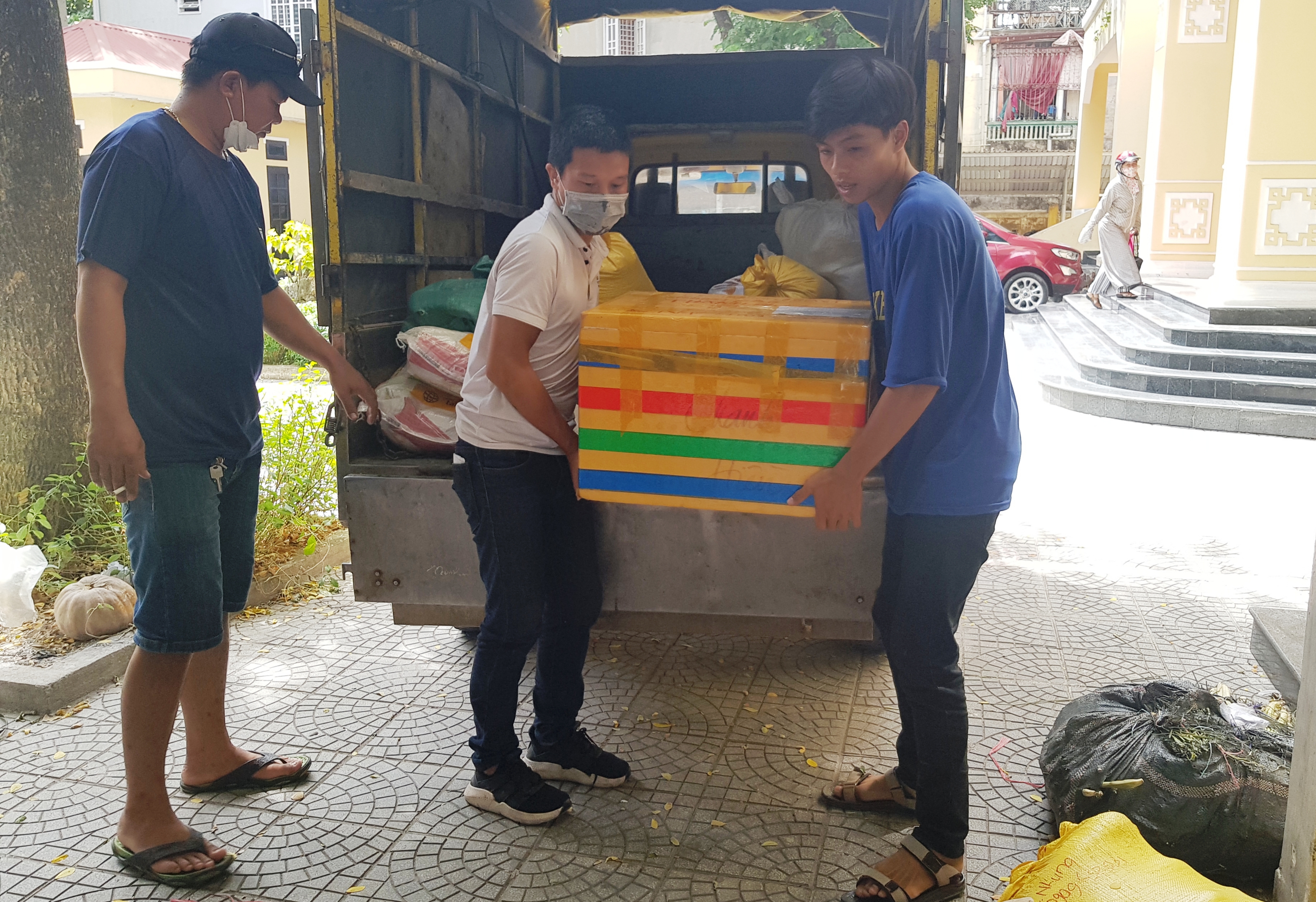 Thêm chuyến xe chở nhu yếu phẩm vào TP Hồ Chí Minh