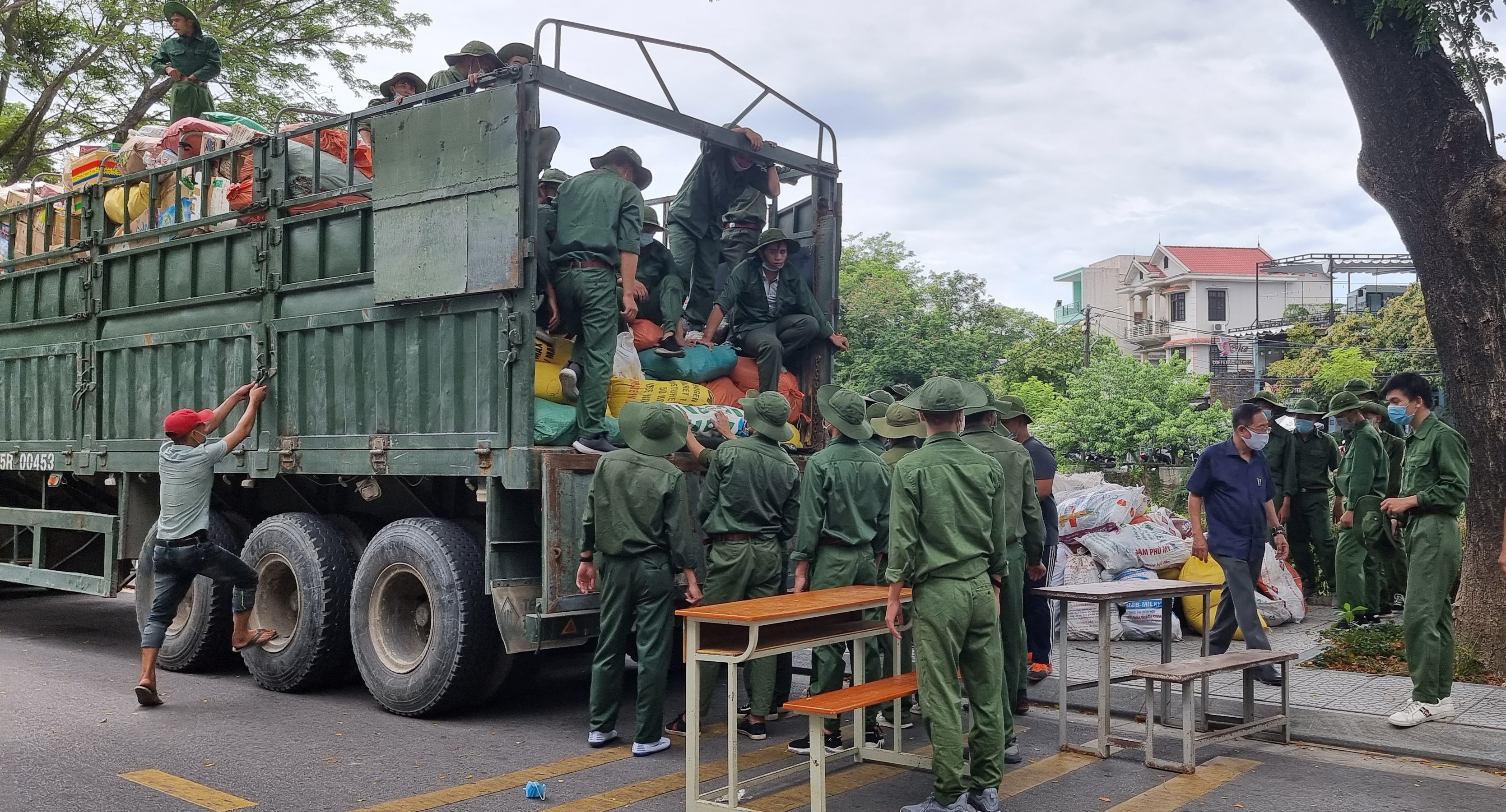 Hơn 40 tấn hàng hóa và 200 triệu đồng ủng hộ đồng bào TP Hồ Chí Minh