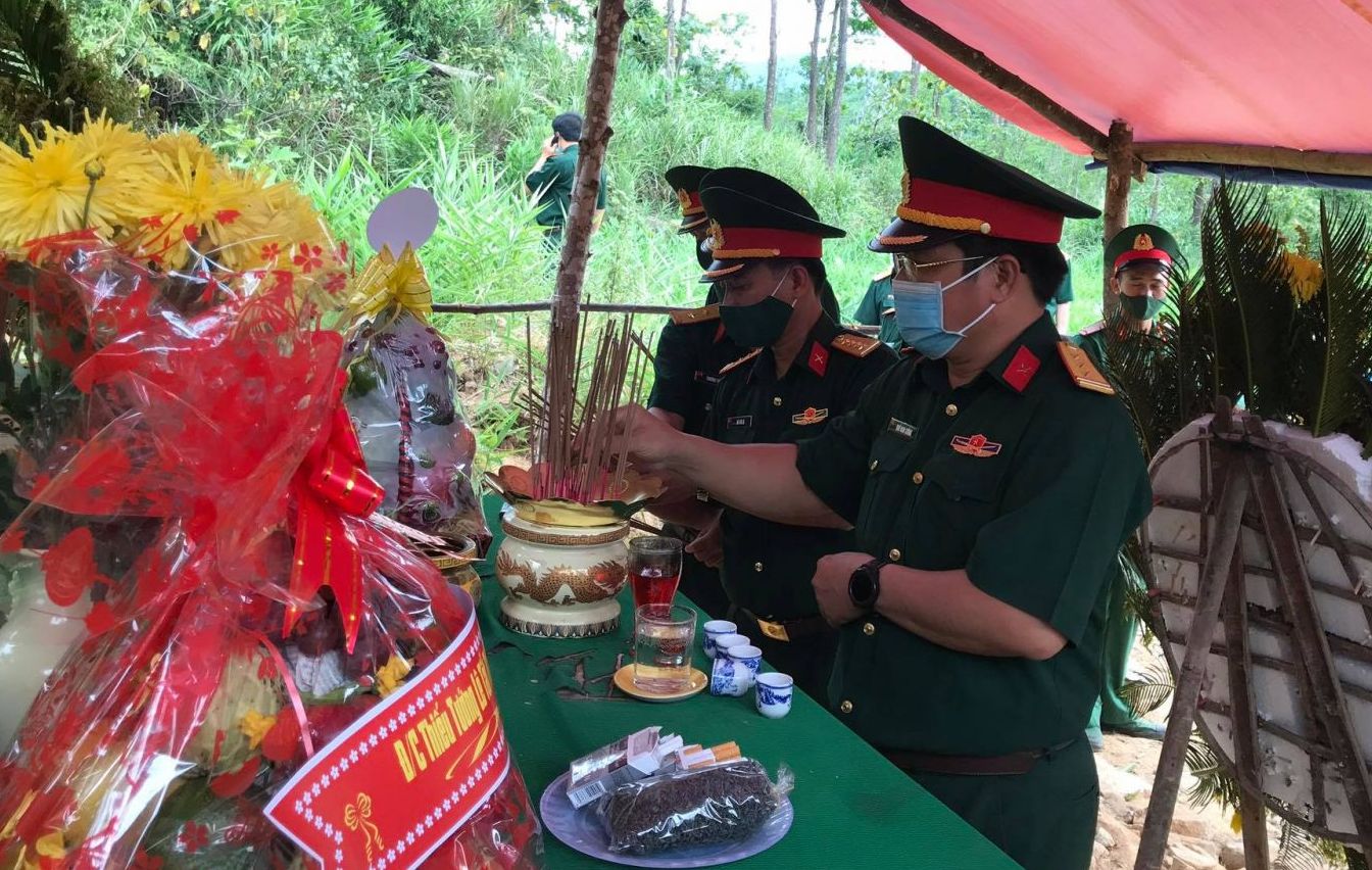 Dâng hương tưởng niệm 13 liệt sĩ hy sinh tại Tiểu khu 67