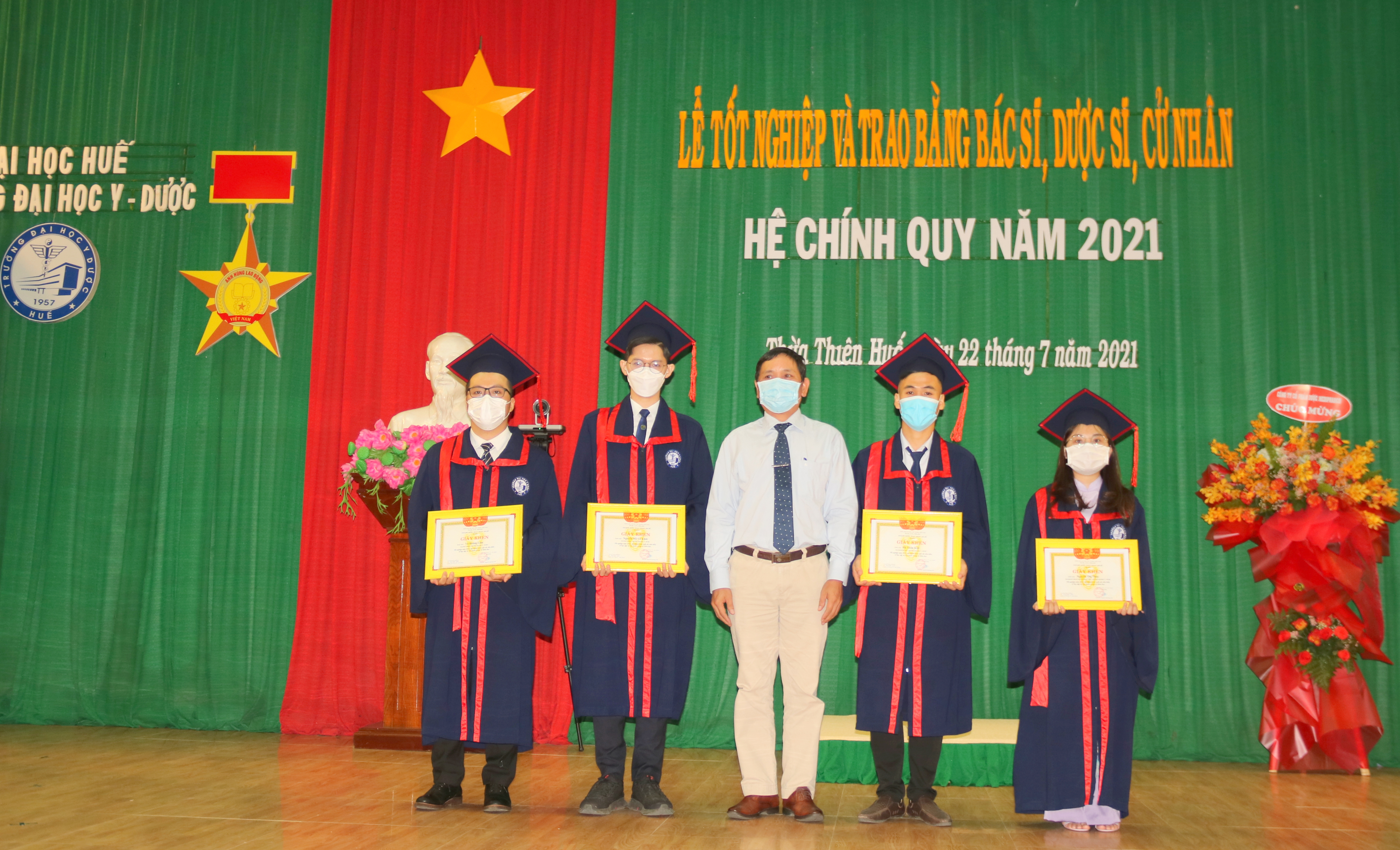 Hơn 1 350 tân bác sĩ, dược sĩ, cử nhân dự lễ tốt nghiệp trực tuyến