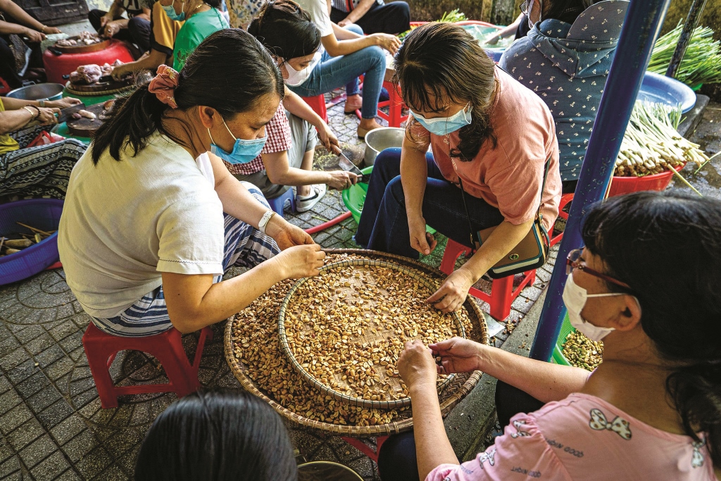 Cho những chuyến xe đầy ắp thực phẩm thiết yếu vào Nam