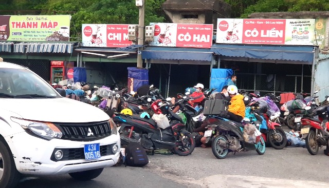 Giúp sức để đoàn người đi xe máy về quê tránh dịch