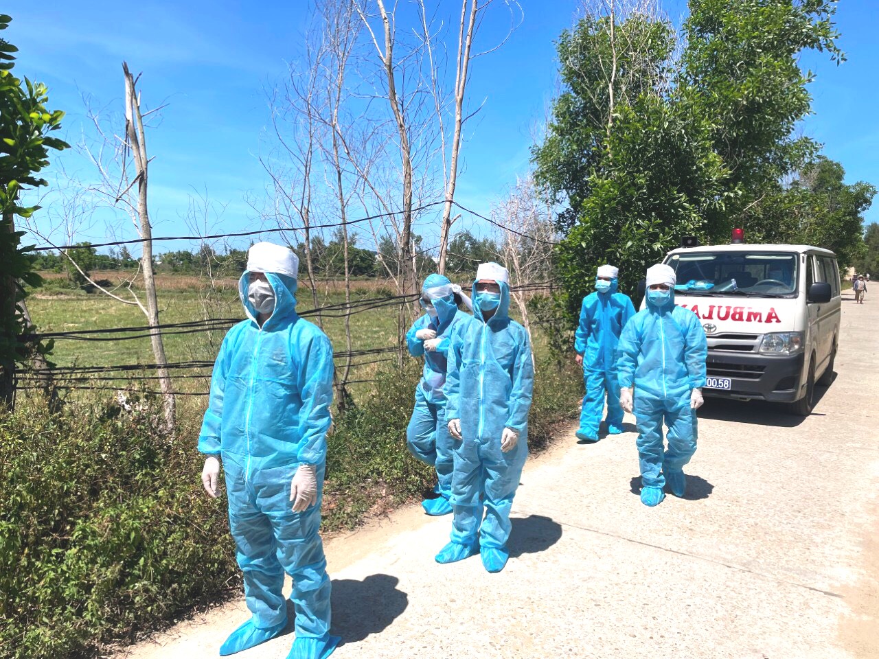 Đưa 5 anh em đang cách ly về viếng cha