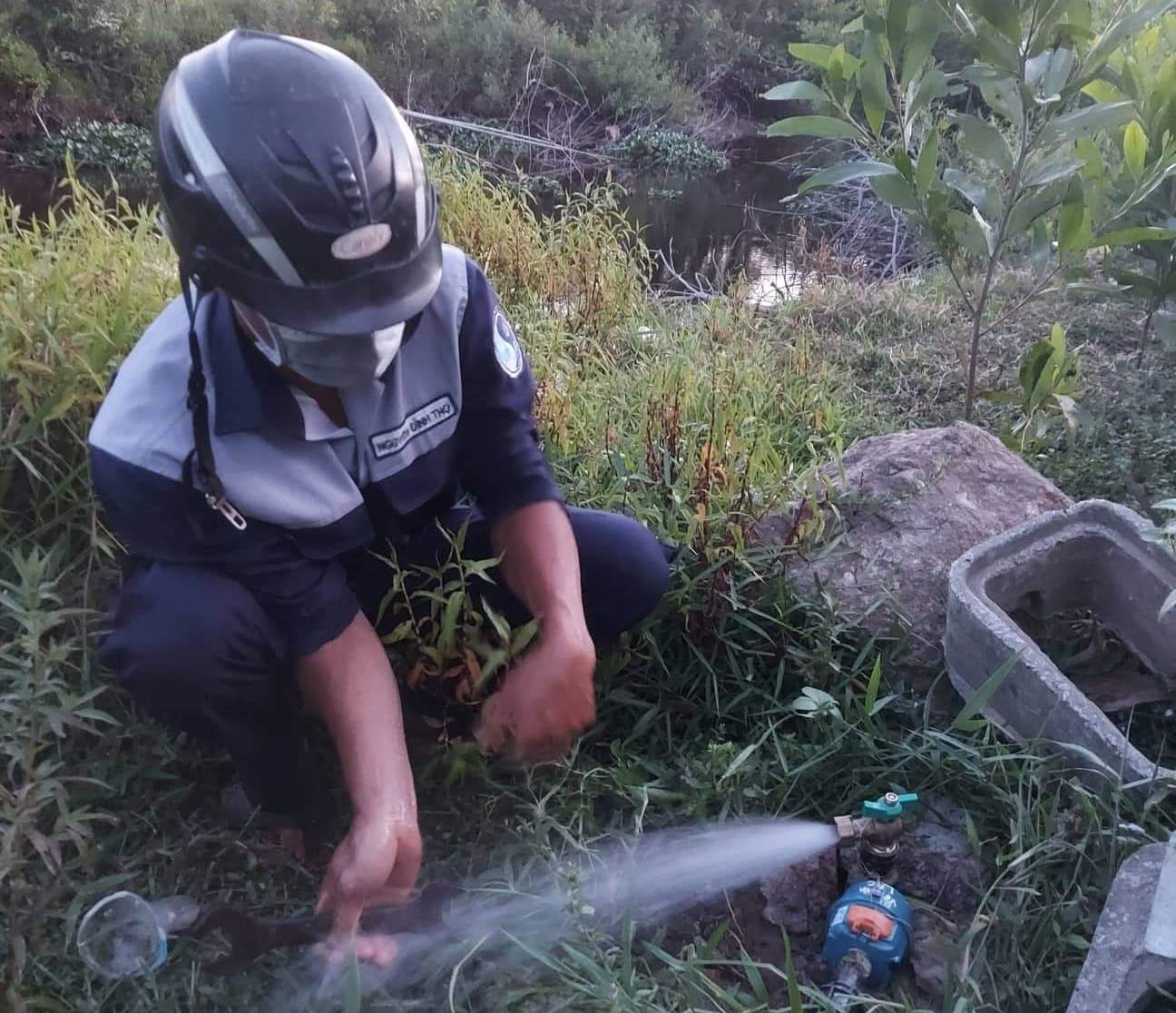 HueWACO sẽ tiếp tục theo dõi, hỗ trợ người dân thông rửa đường ống