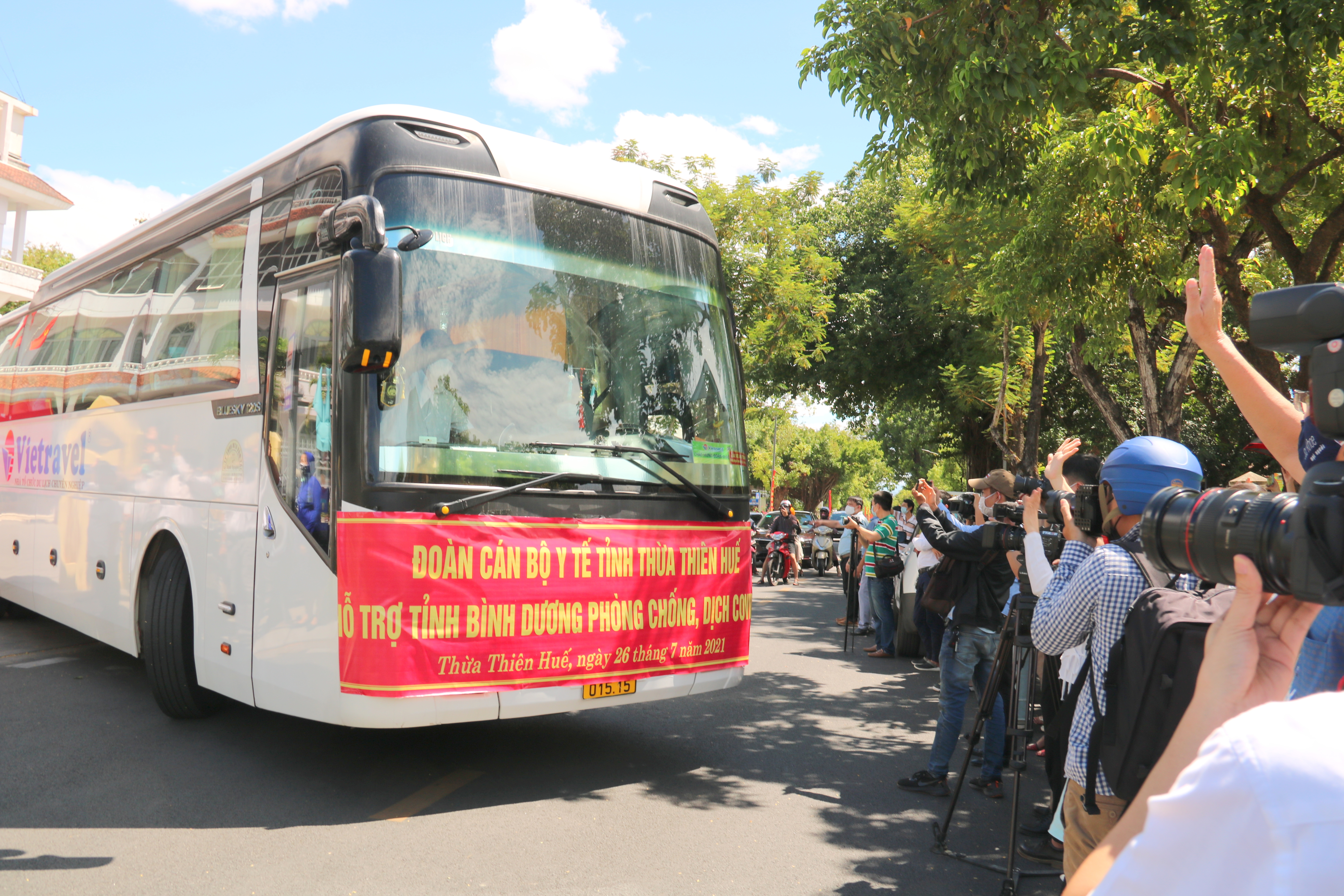 Đoàn y, bác sĩ Huế lên đường hỗ trợ tỉnh Bình Dương chống dịch