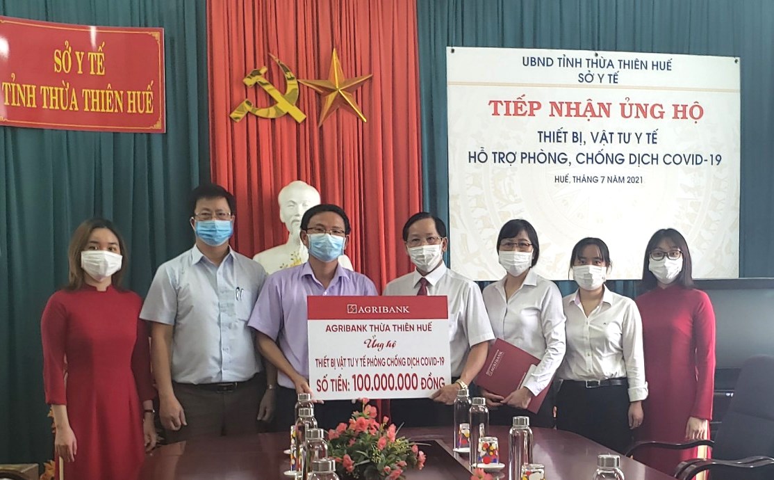 Agribank Thừa Thiên Huế trao 500 bộ kit test nhanh COVID-19
