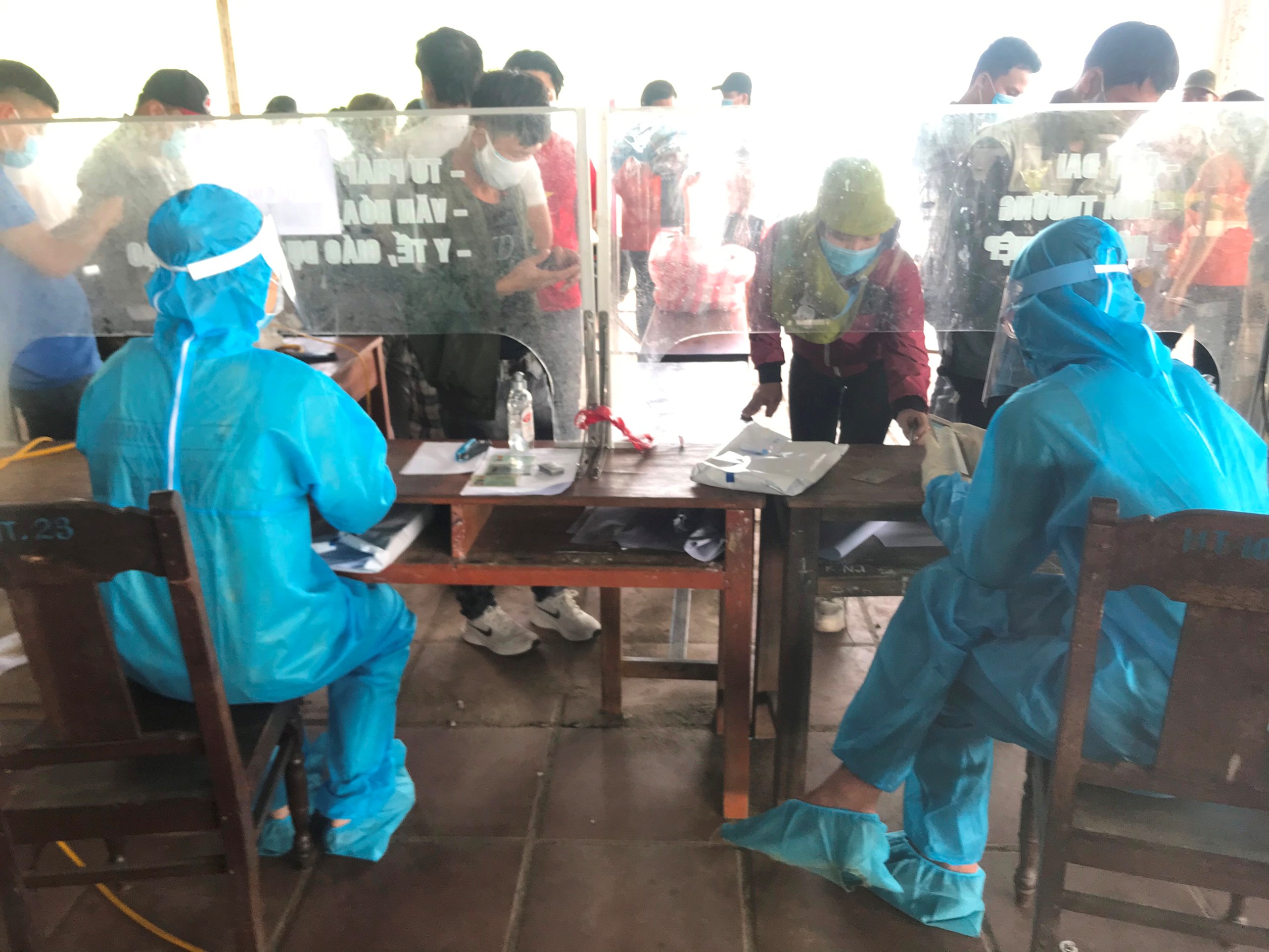 Căng mình bám chốt chống dịch