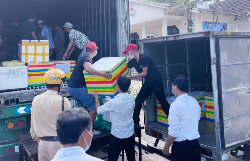 TP Huế chuyển hàng ủng hộ đồng bào TP Hồ Chí Minh ảnh hưởng bởi dịch COVID-19