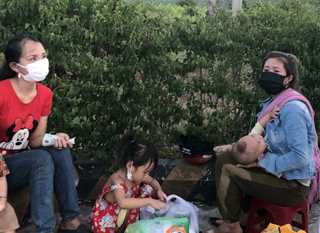 Mua vé tàu đưa 5 người bị mắc kẹt ở Phong Điền ra Nghệ An trong ngày 28 7