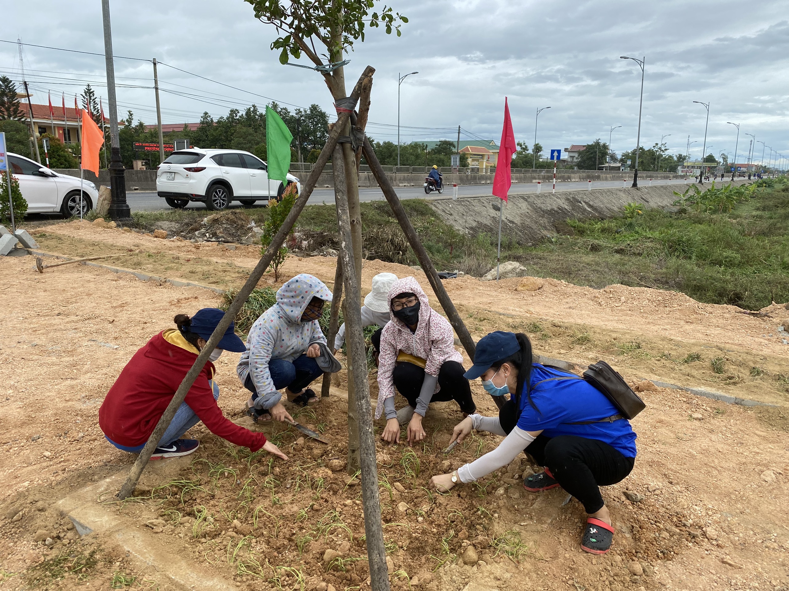 Thực hiện công trình thanh niên “Điểm sinh hoạt cộng đồng” tại phường Hương Xuân