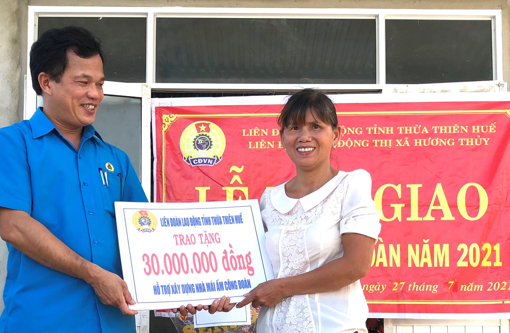 Bàn giao “Mái ấm công đoàn” cho mẹ đơn thân