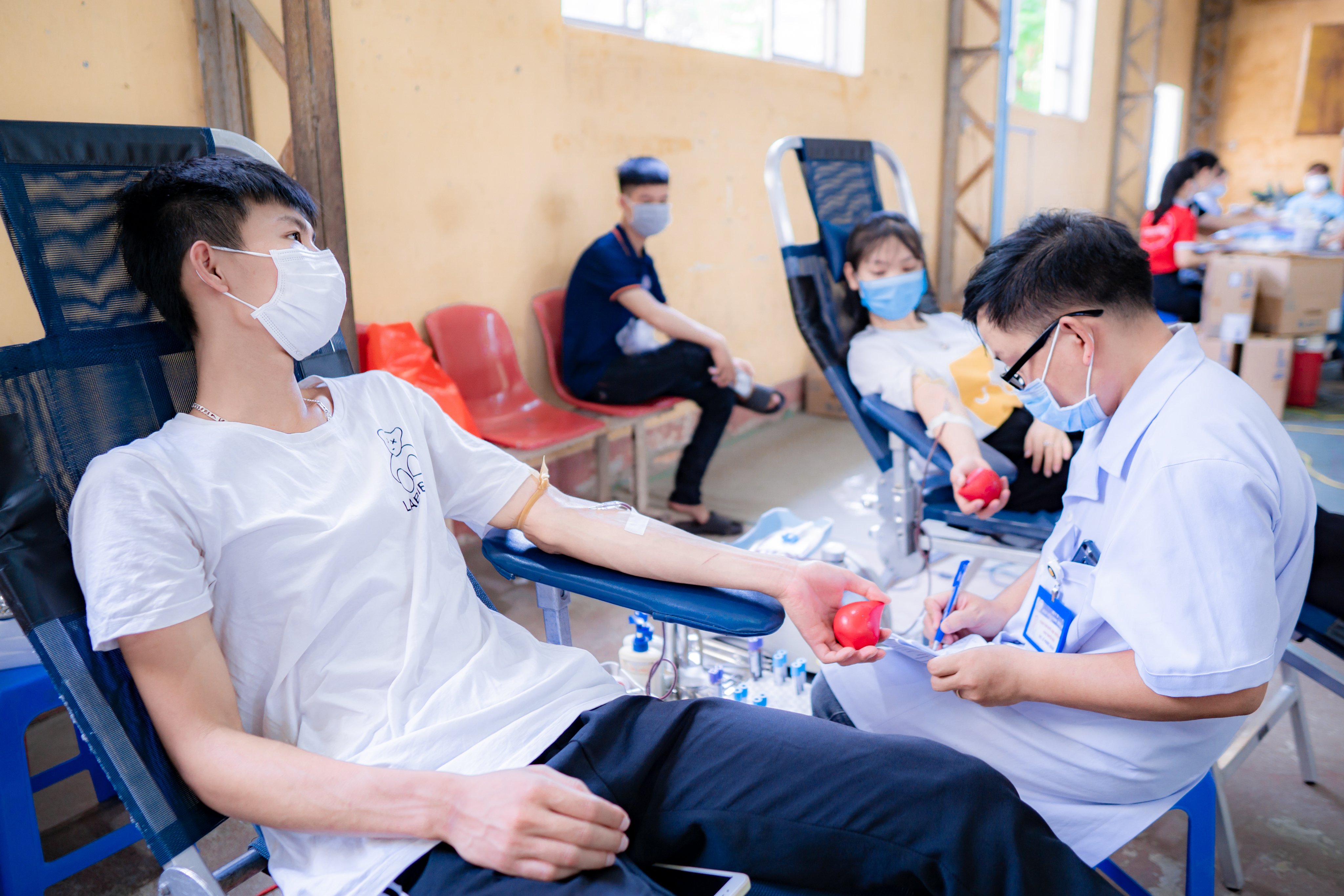 Tiếp nhận nguồn máu quý giá giữa mùa dịch