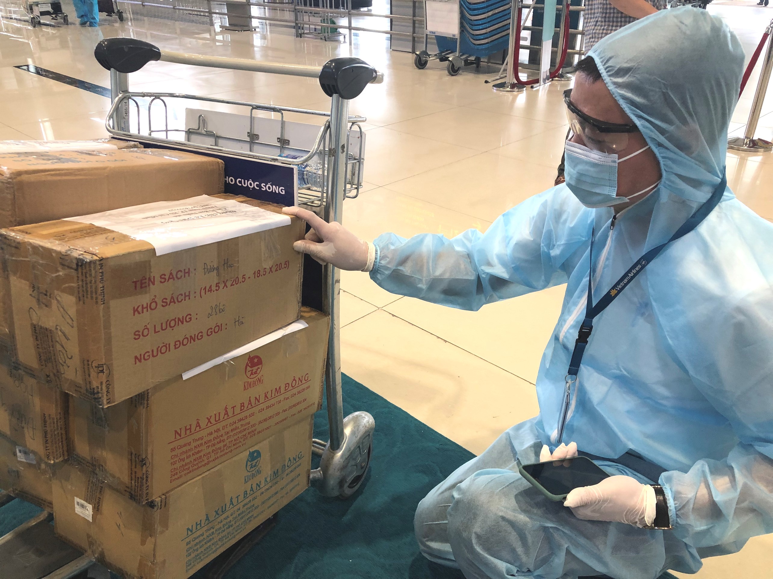 2 500 cuốn sách “cất cánh” đến với các em nhỏ trong khu cách ly