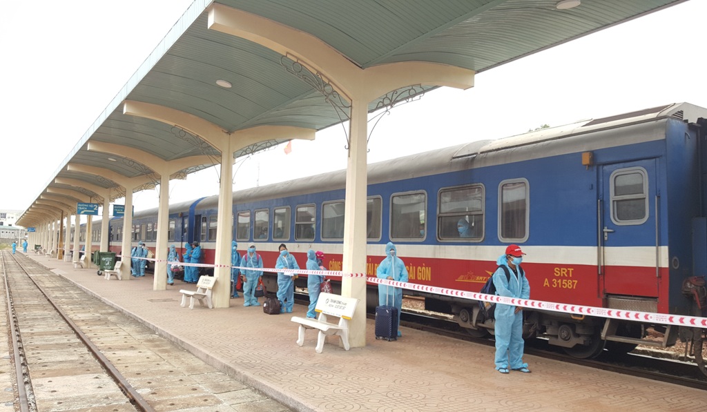 Đón hơn 370 người dân từ vùng dịch về quê bằng tàu lửa