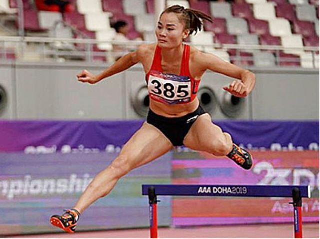 Hai người cầm cờ