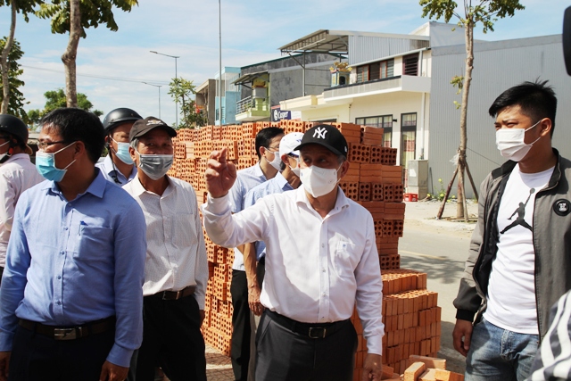 Phó Bí thư Thường trực Tỉnh ủy Phan Ngọc Thọ động viên người dân khu dân cư Hương Sơ