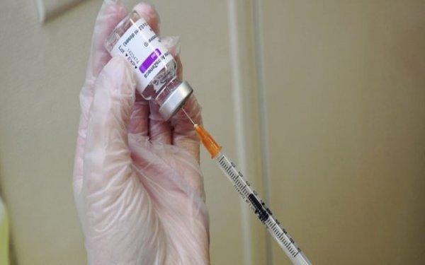 Vương quốc Anh khuyến cáo tiêm vaccine cho phụ nữ mang thai