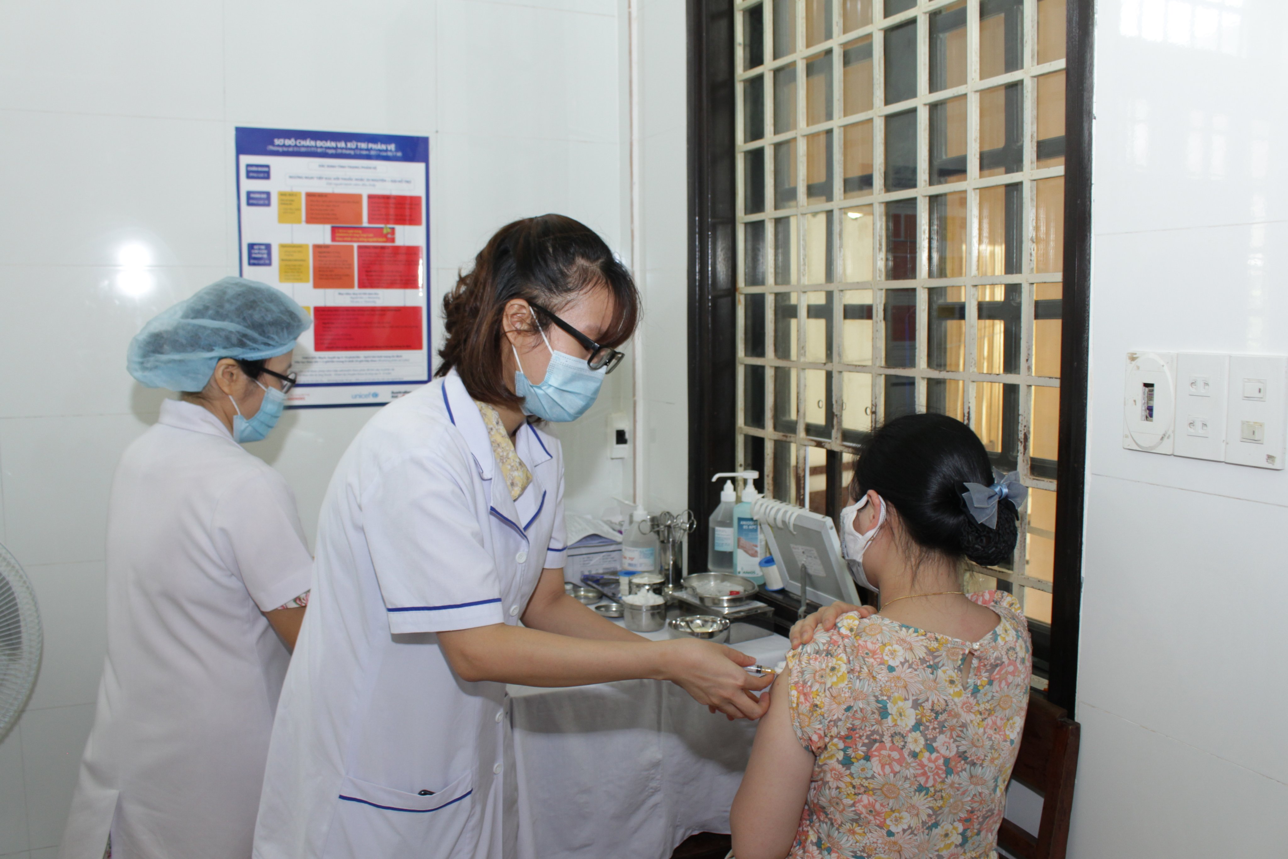 Tiêm 2 mũi vắc xin phòng COVID-19 cùng loại