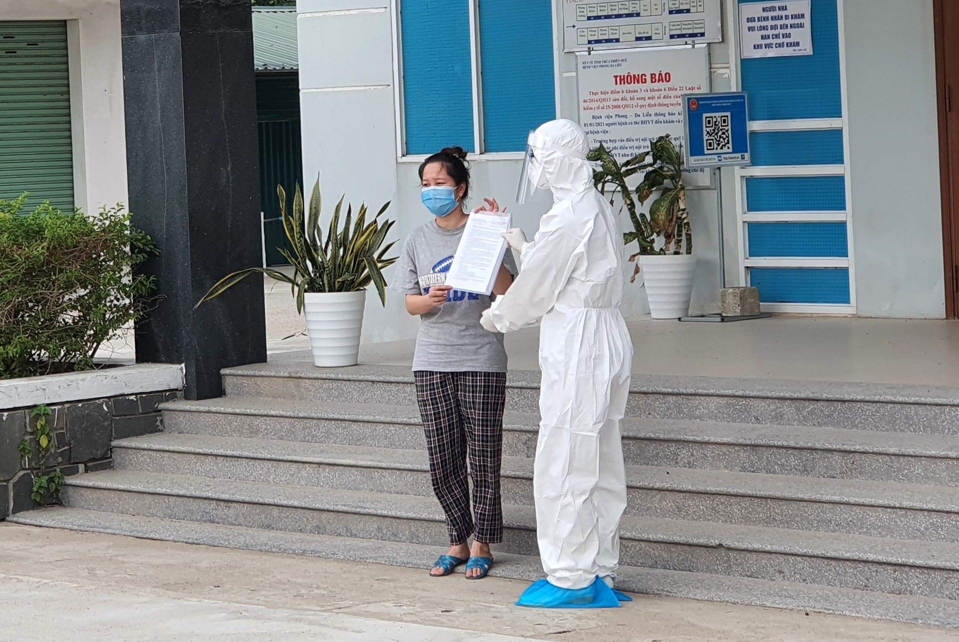 3 ca đầu tiên ở Bệnh viện Điều trị COVID-19 Hương Sơ xuất viện