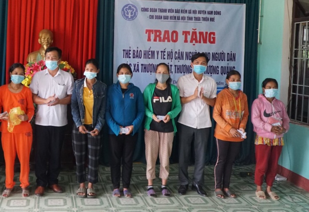 Tặng 206 thẻ bảo hiểm y tế cho các hộ cận nghèo ở Nam Đông