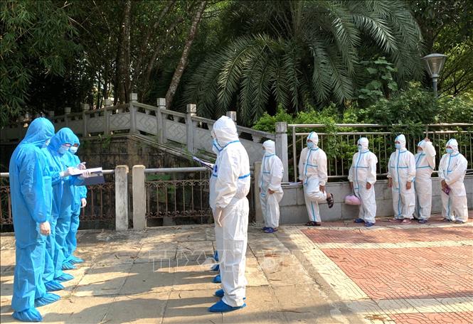 Người về từ vùng có dịch COVID-19, đã tiêm đủ liều vaccine thì tự theo dõi sức khoẻ tại nhà 7 ngày