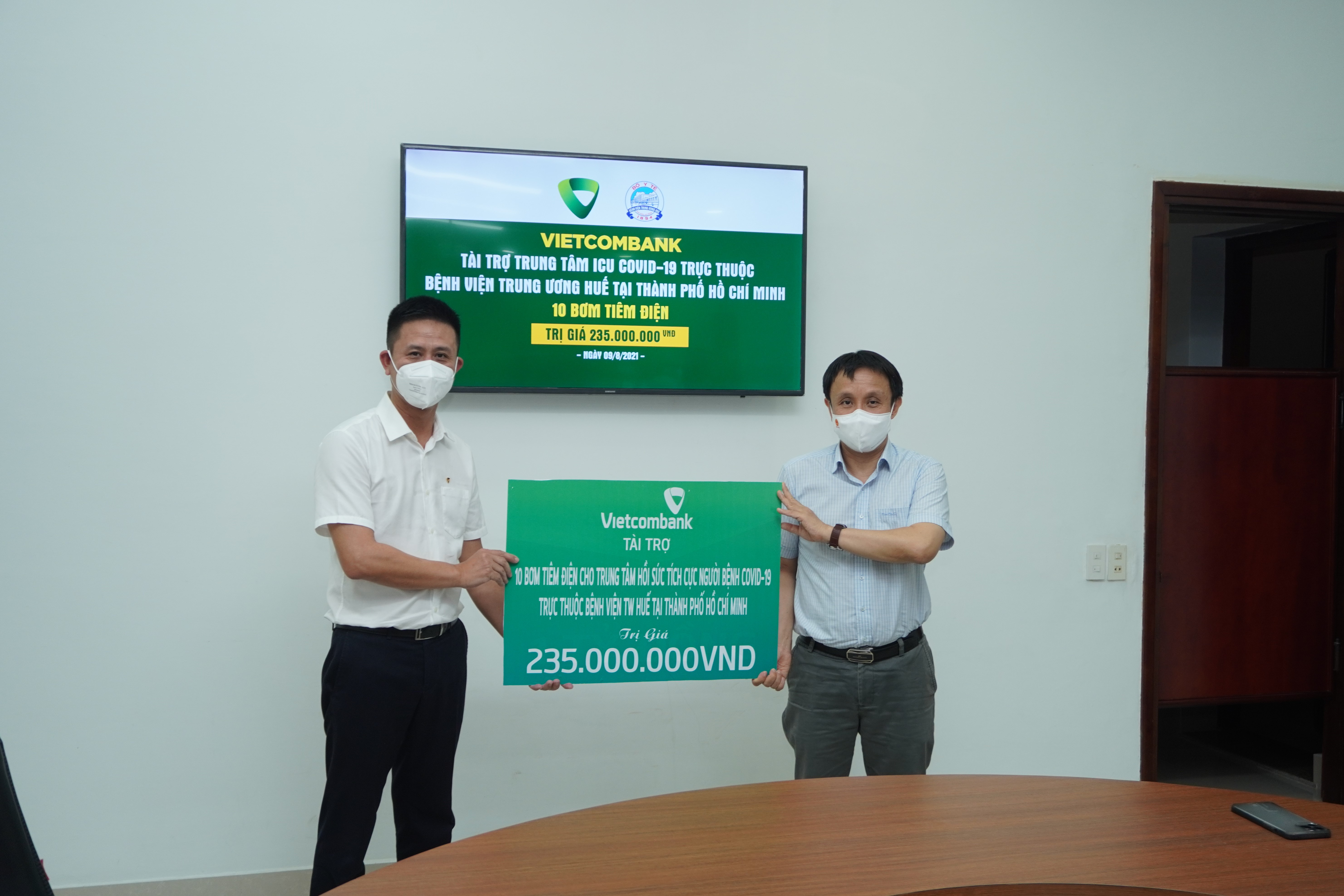 Vietcombank Huế tài trợ 10 bơm tiêm điện cho Trung tâm hồi sức tích cực người bệnh COVID-19