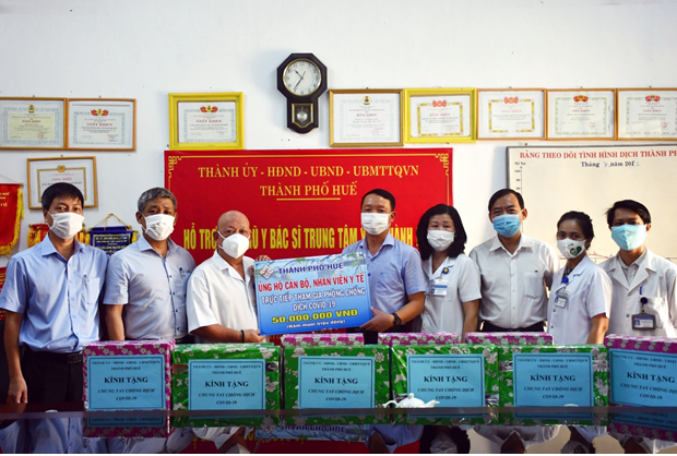 Tặng 50 triệu đồng cho đội ngũ y bác sĩ Trung tâm y tế TP Huế