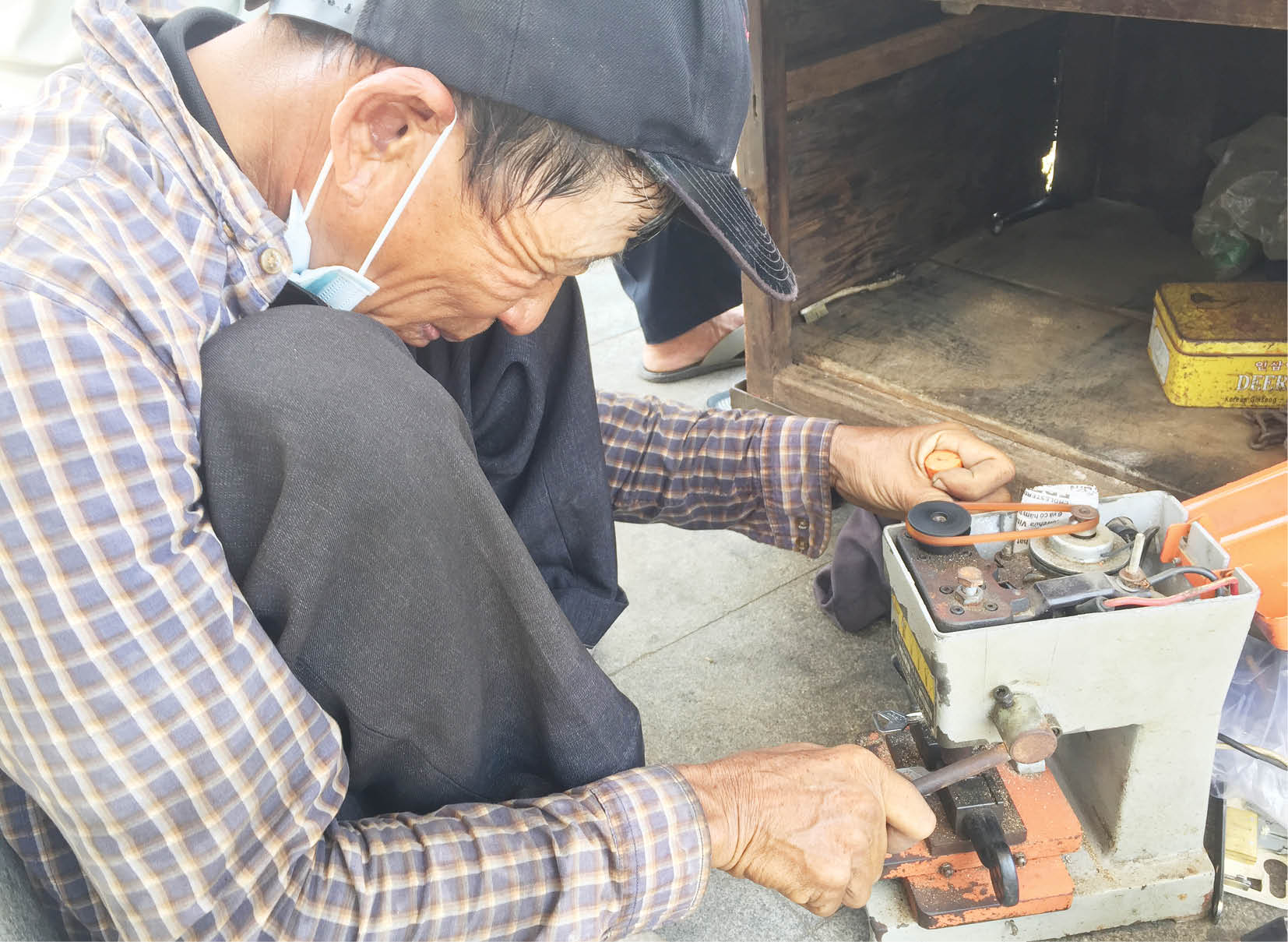 Mưu sinh bằng nghề sửa khóa