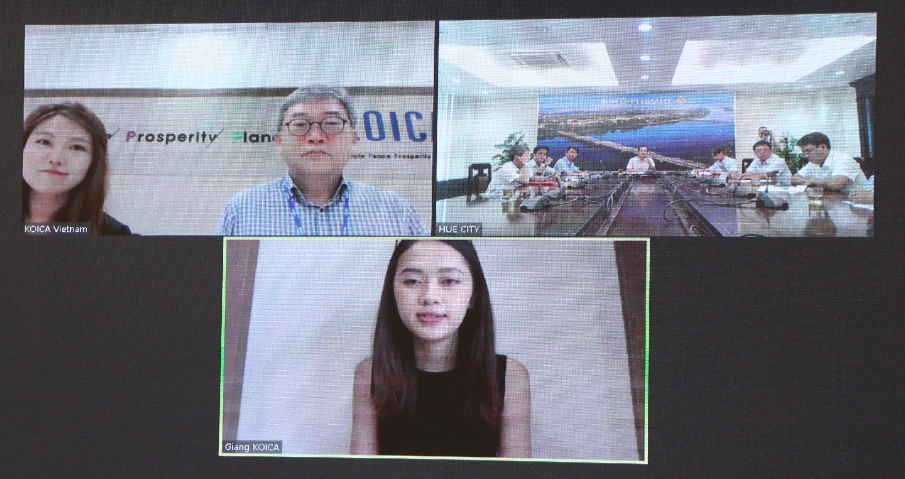 Họp trực tuyến về triển khai dự án “Xây dựng TP Huế văn hóa và du lịch thông minh”