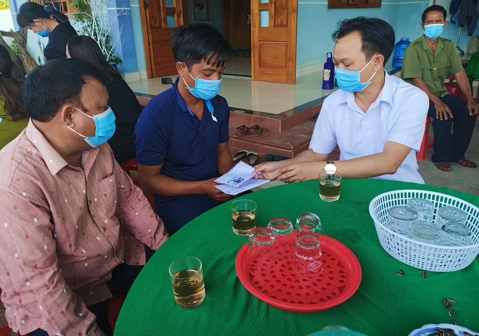 Thăm hỏi, chia buồn cùng gia đình em bé tử vong do ong đốt