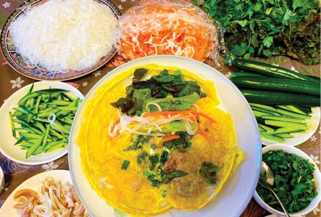 Young people selling Hue specialties in Japan