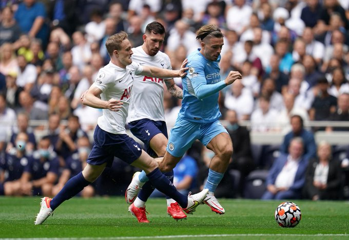 Nhà vô địch ra quân muối mặt