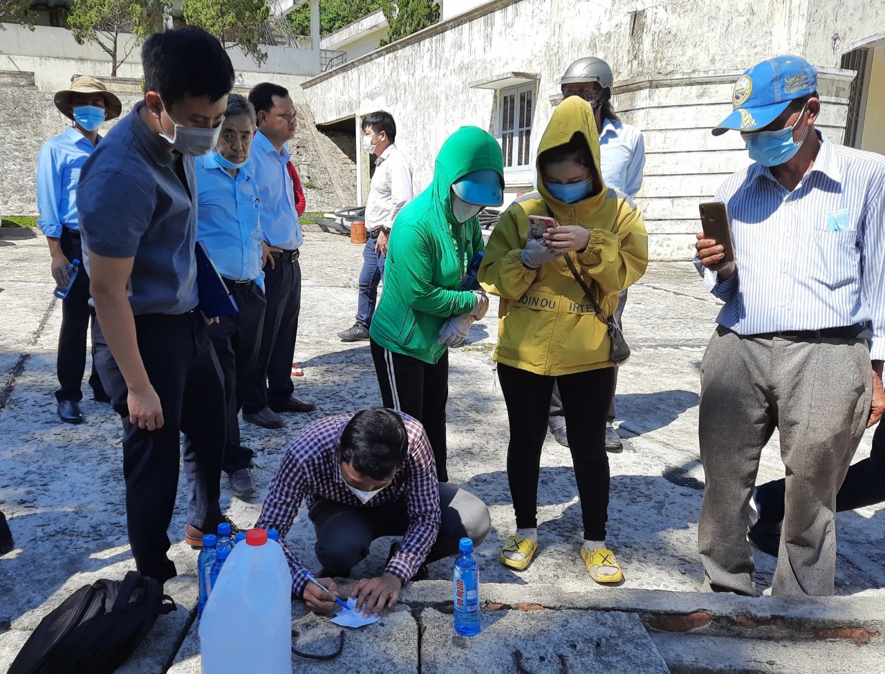 Lấy mẫu nước khu vực Chân Mây gửi kiểm nghiệm độc lập