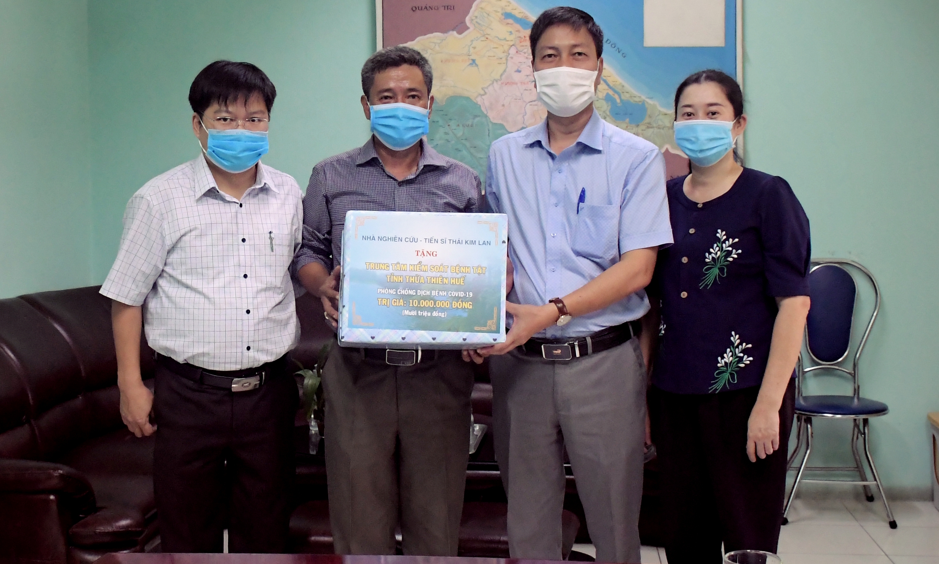 Trao quà hỗ trợ quà y, bác sĩ tham gia phòng chống dịch