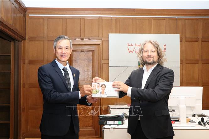 Thủ đô Berlin của Đức trao tặng Việt Nam 30 000 bộ kit xét nghiệm nhanh