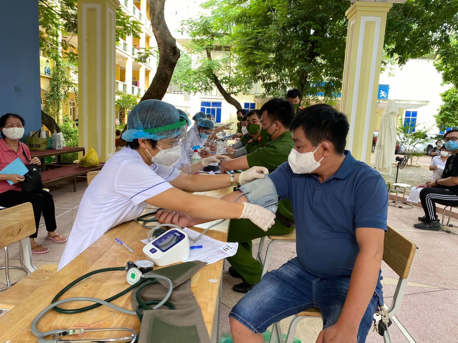 Vì sao nhiều người khi đi tiêm vaccine COVID-19 lại tăng huyết áp đột ngột
