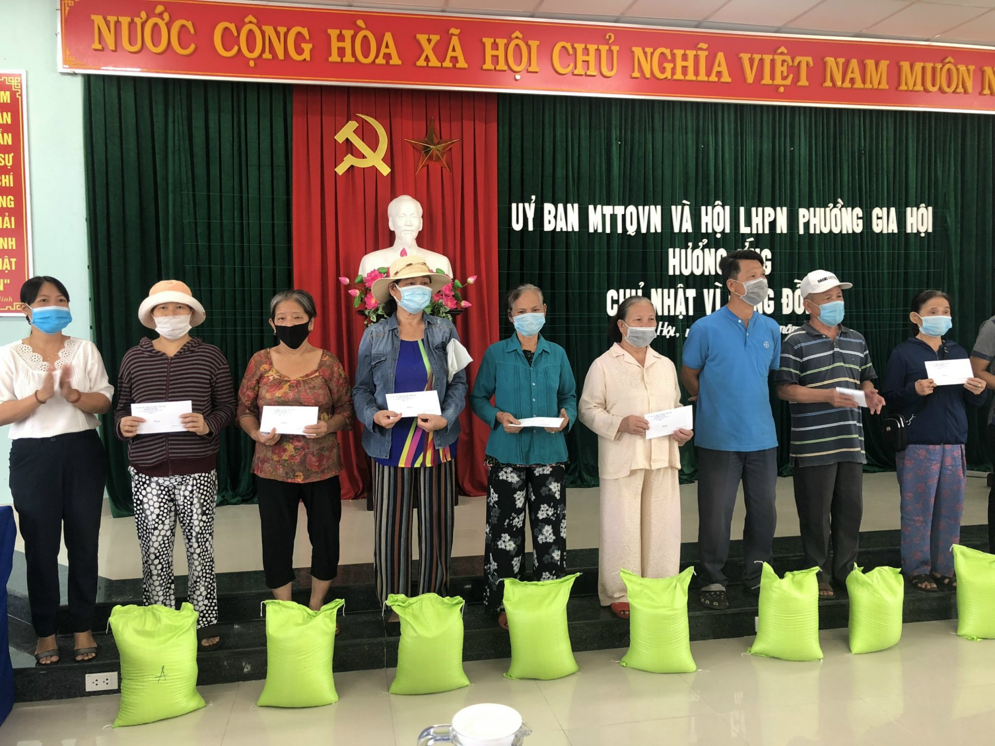 Trao gần 600 suất quà cho hộ nghèo và gia đình khó khăn