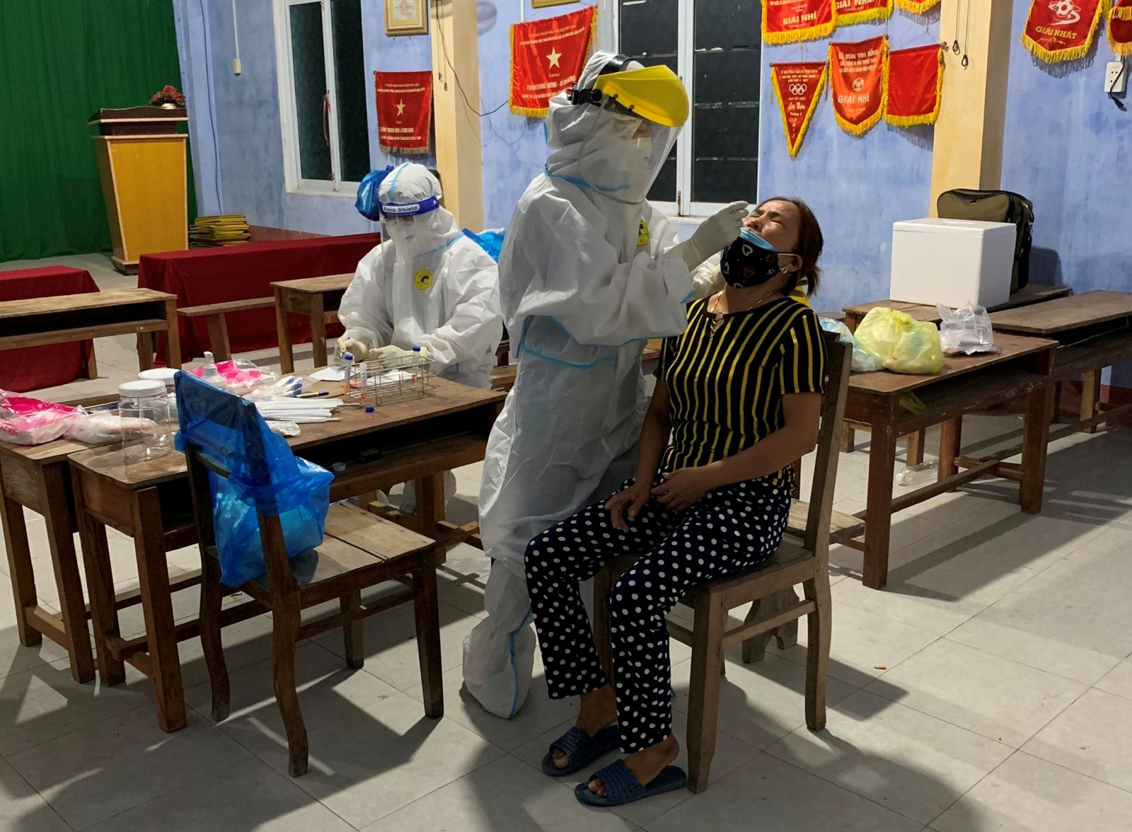 Xét nghiệm sàng lọc người hoàn thành cách ly, tăng cường kiểm soát tuyến biển