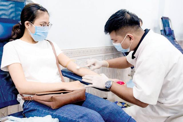 Sinh viên tình nguyện hiến máu mùa dịch