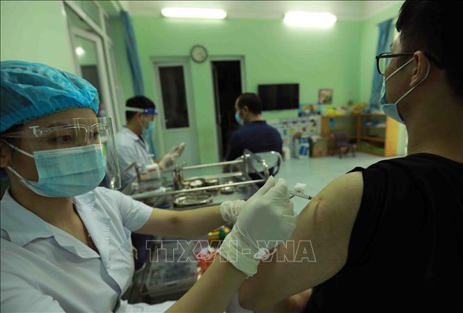 Giải đáp thắc mắc khi tiêm vaccine phòng COVID-19 mũi 2