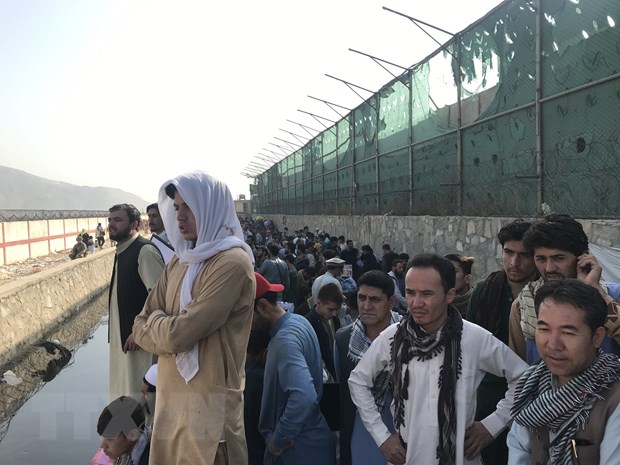Nổ liên tiếp bên ngoài sân bay ở Kabul, ít nhất 13 người thiệt mạng